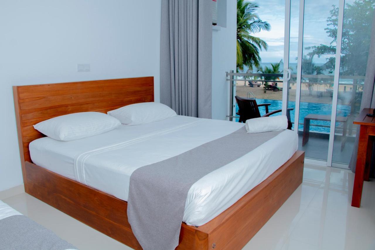 Marakolliya Beach Resort Tangalle Exterior photo
